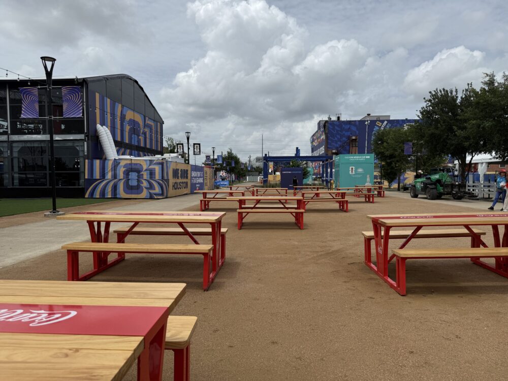 منطقة جلوس داخل مهرجان FIFA Fan Fest في هيوستن قبل كأس العالم (مصدر الصورة: صوفيا جوزوياك/وسائل الإعلام العامة في هيوستن)