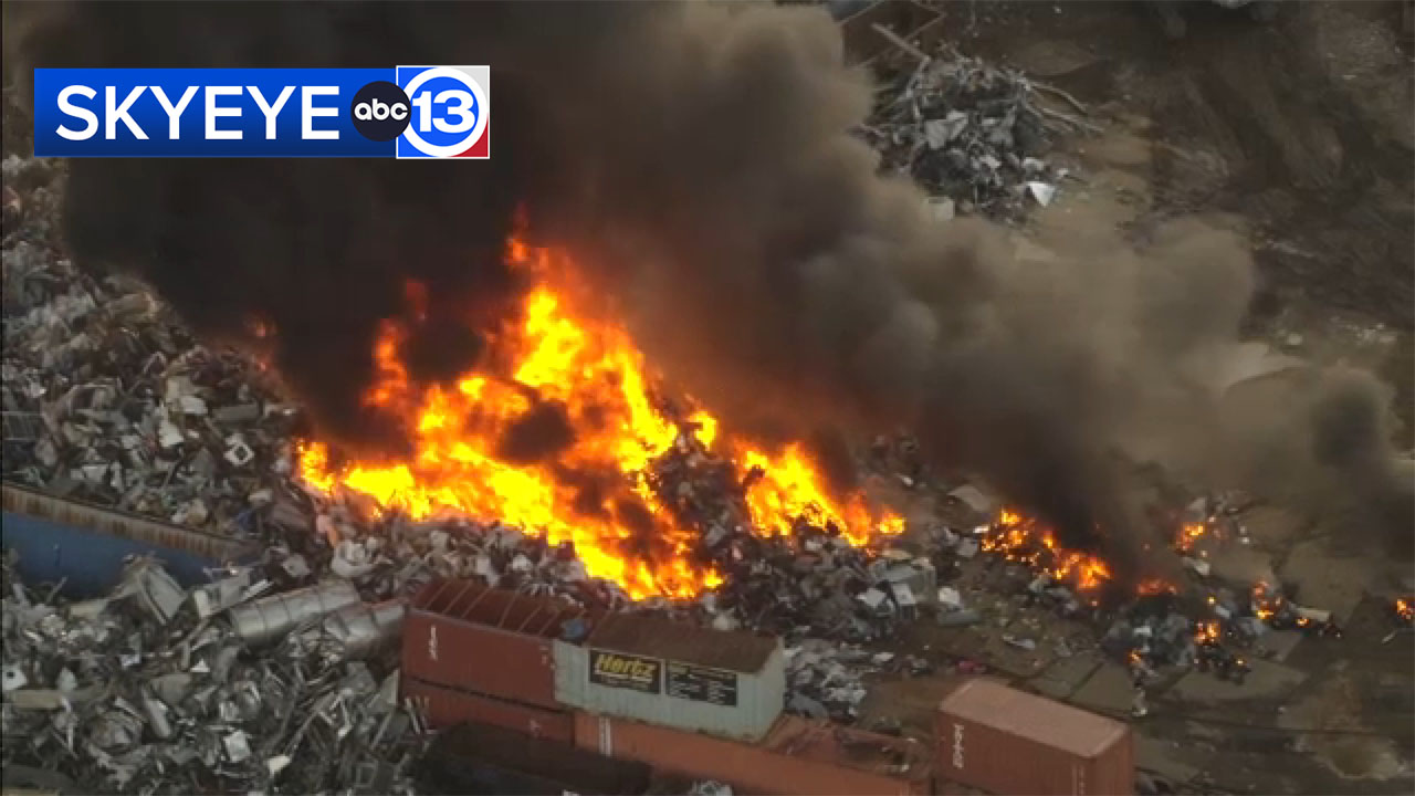 Trash fire in Southeast Houston prompts response from fire department